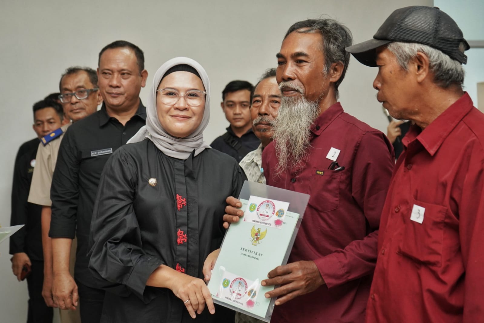 Bupati Indramayu Hj. Nina Agustina Bagikan 150 Sertifikat Program PTSL di Desa Arjasari